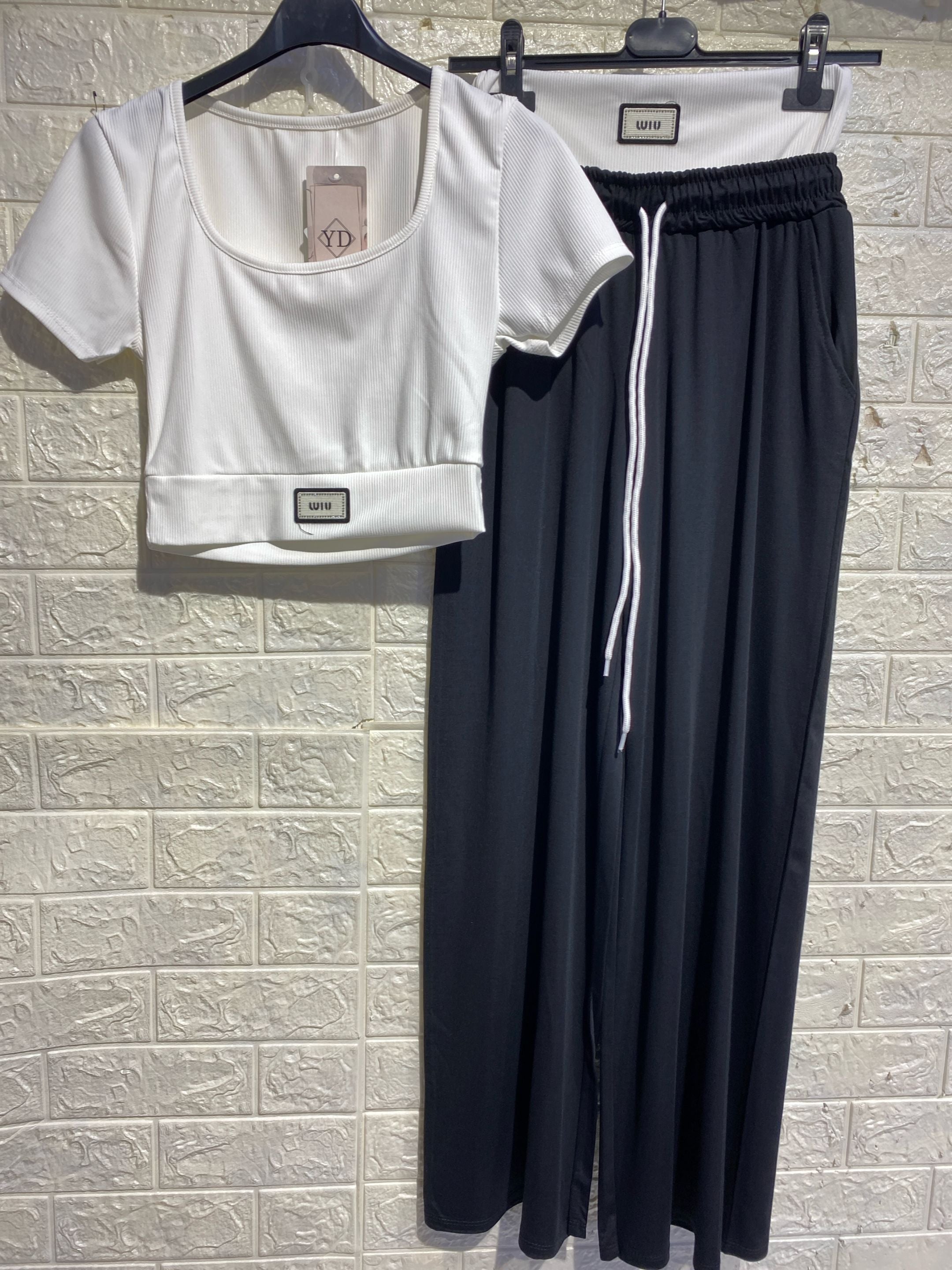 Set Comfort Chic: Top a Costine & Pantaloni Wide-Leg