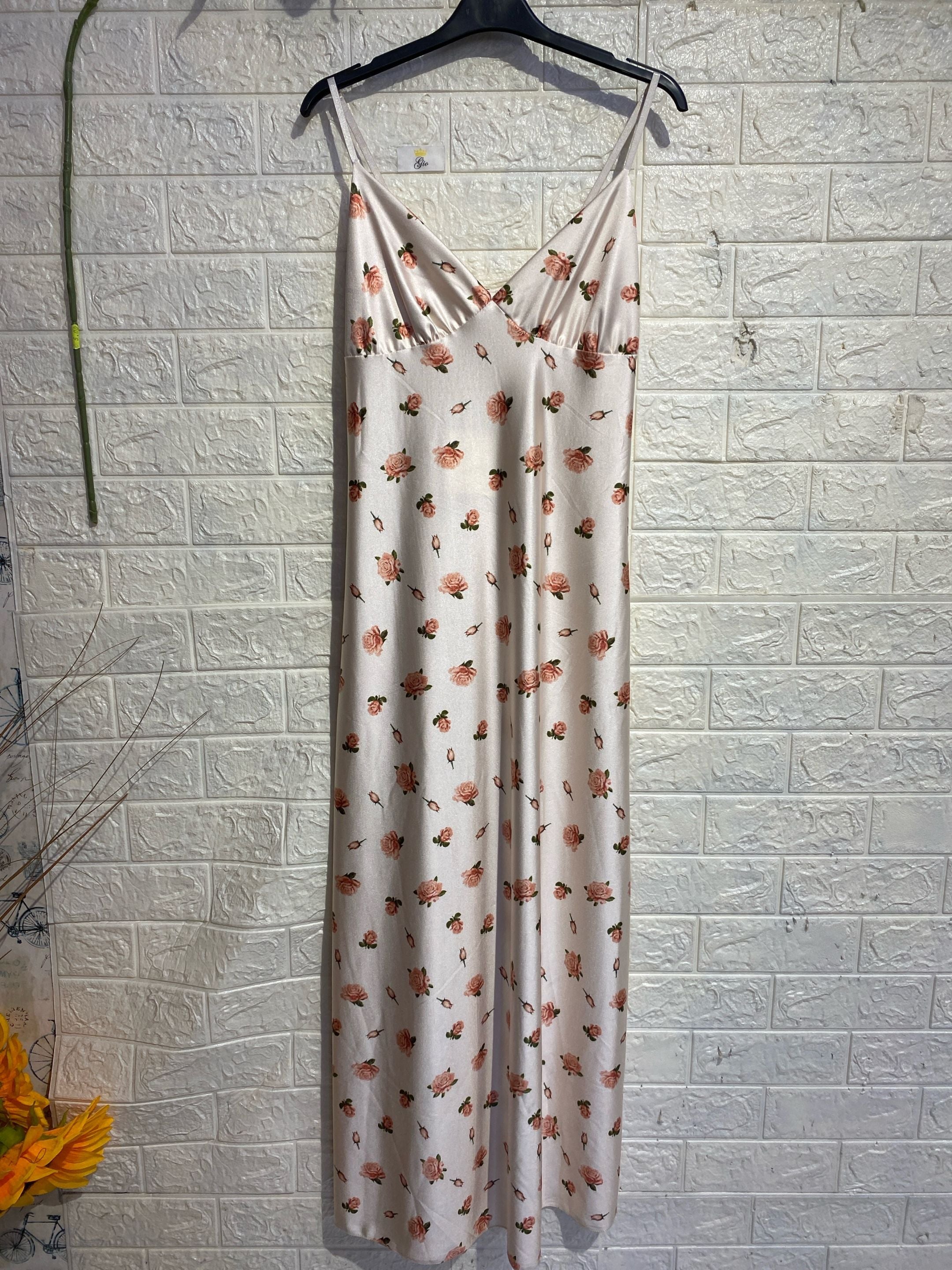 Vestito Lungo Satinato a Motivo Floreale – Eleganza Fluida