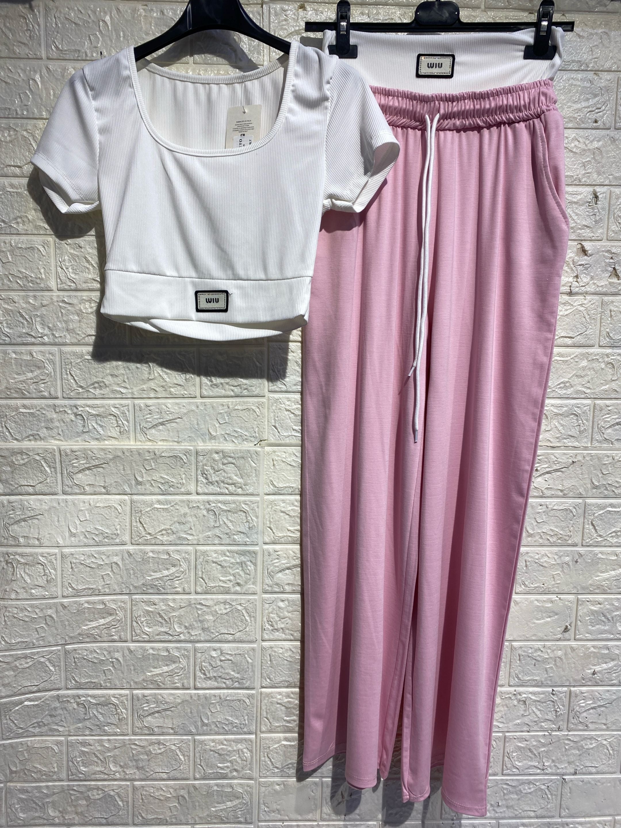 Set Comfort Chic: Top a Costine & Pantaloni Wide-Leg