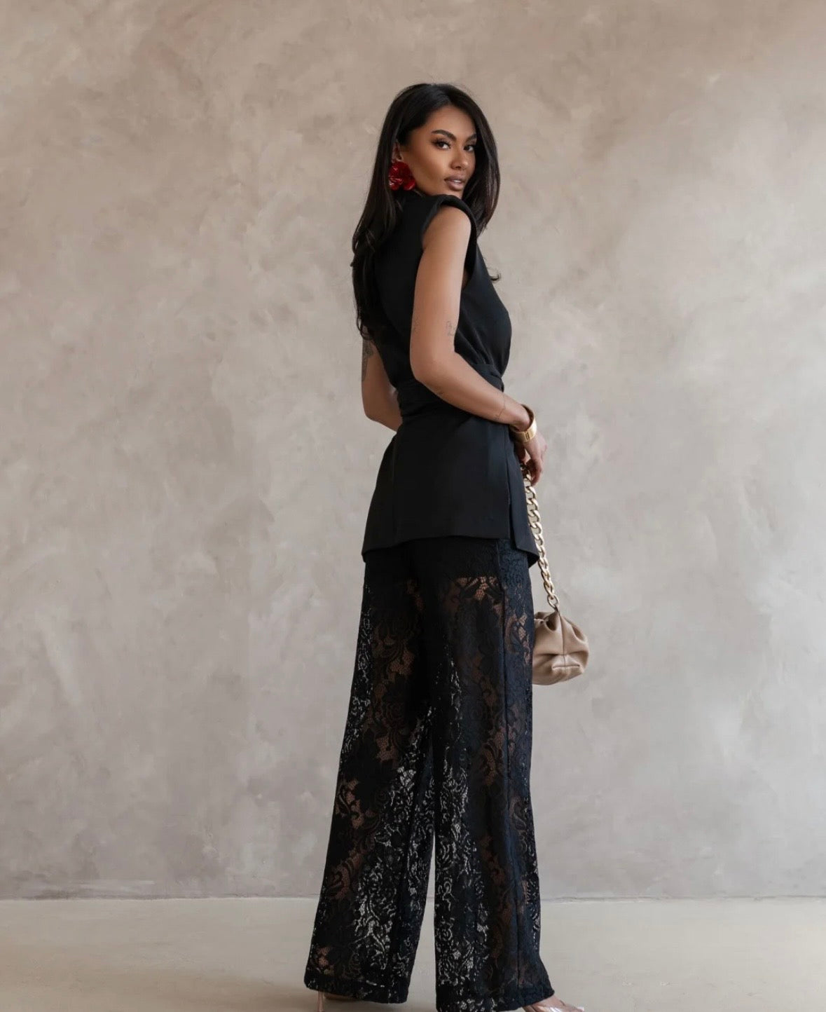 Completo "Midnight Glam" – Gilet Sartoriale e Pantaloni in Pizzo