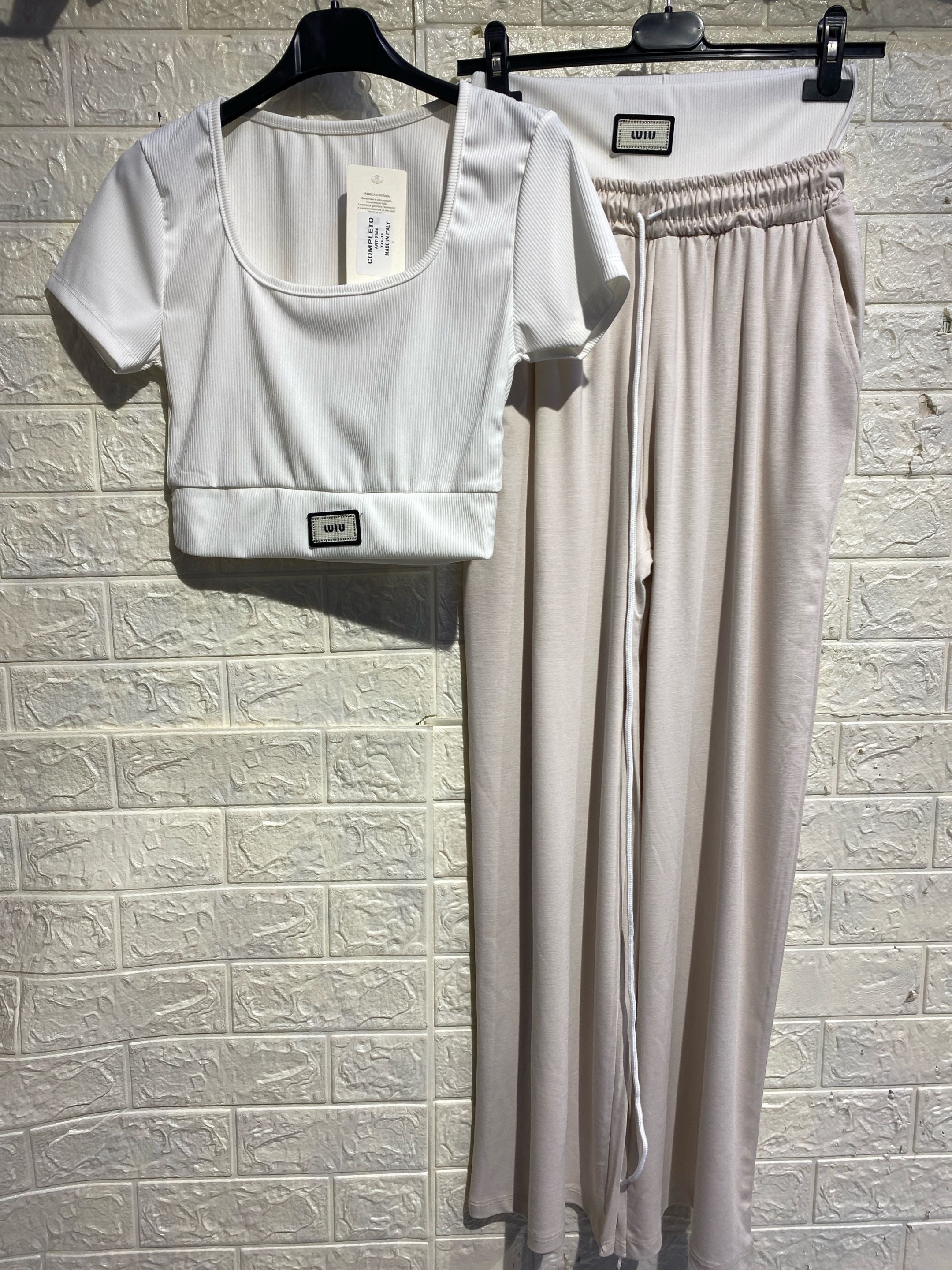 Set Comfort Chic: Top a Costine & Pantaloni Wide-Leg