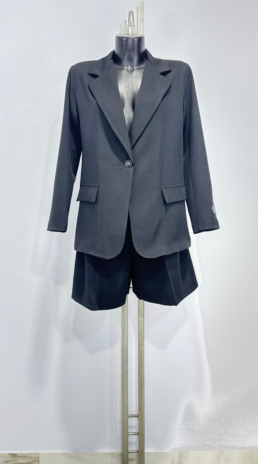 Tailleur "City Glam" – Blazer Oversize e Bermuda Sartoriali