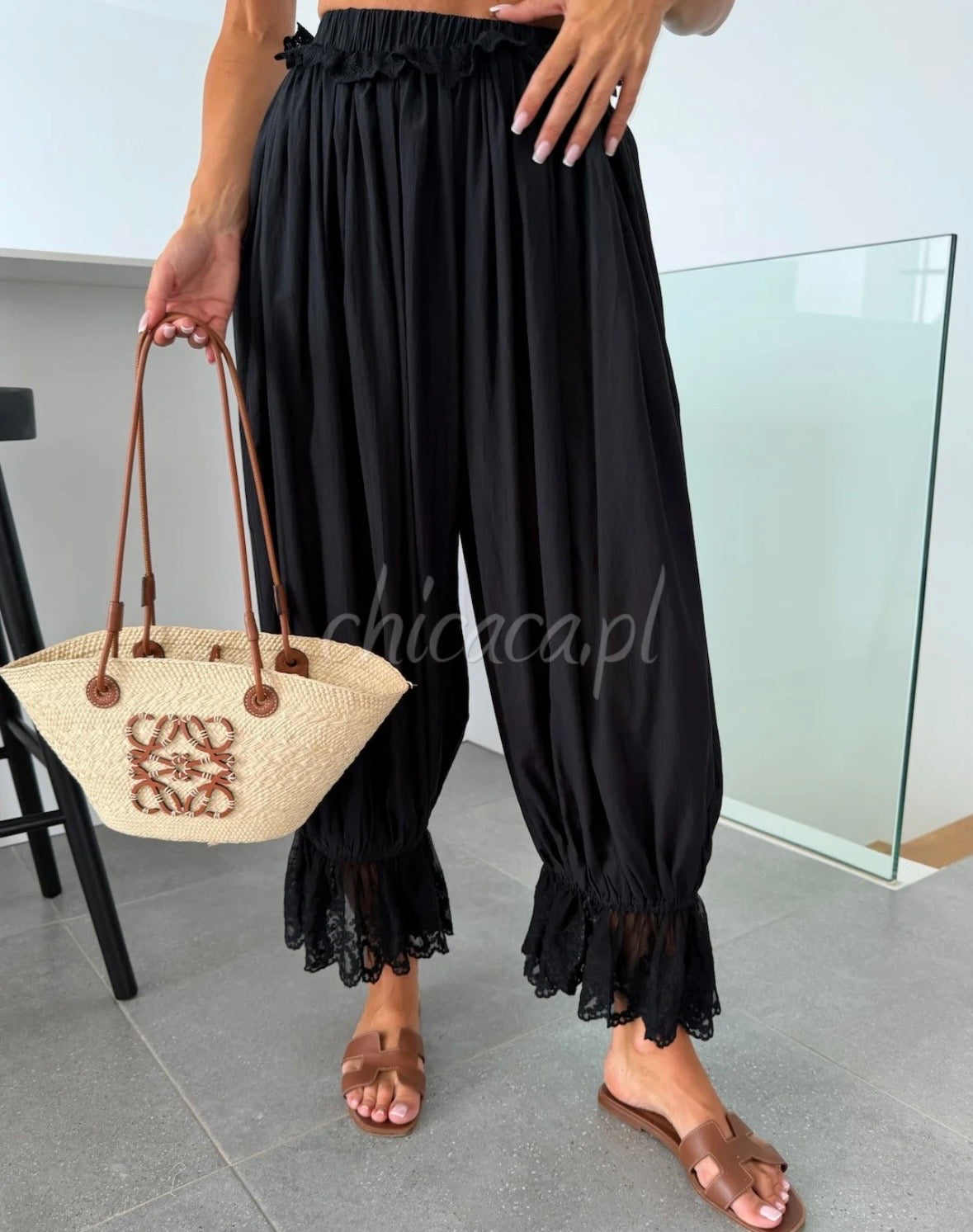 Pantaloni "Boho-Chic" a Gamba Larga con Dettaglio in Pizzo