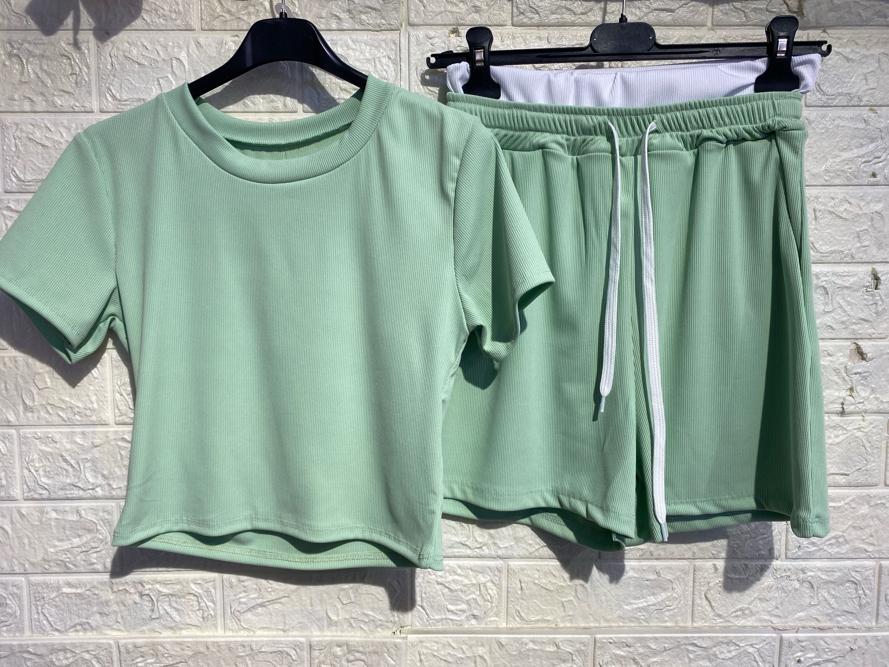 Completo "Chic & Comfy" – Top Crop e Shorts in Tessuto Rib