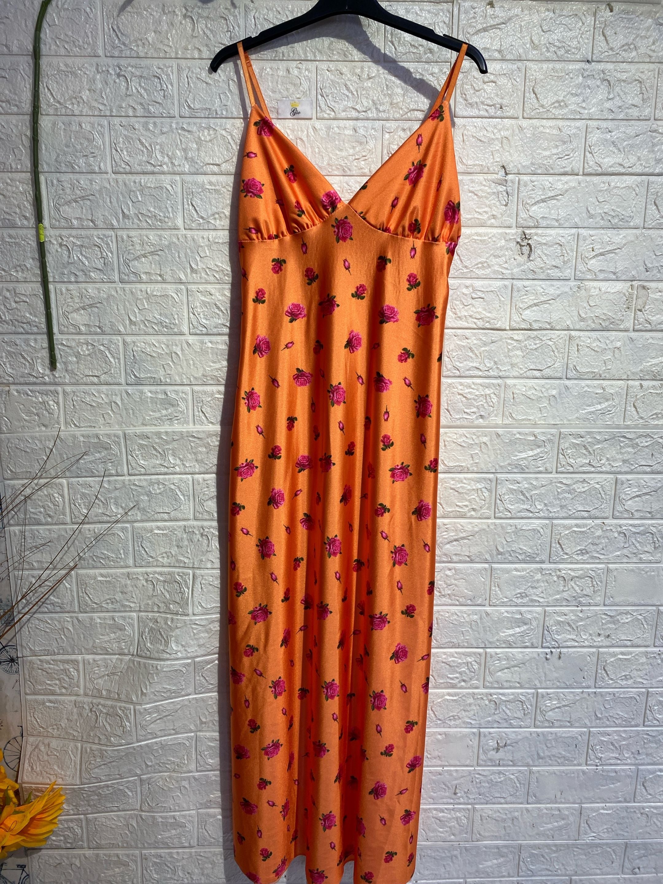 Vestito Lungo Satinato a Motivo Floreale – Eleganza Fluida