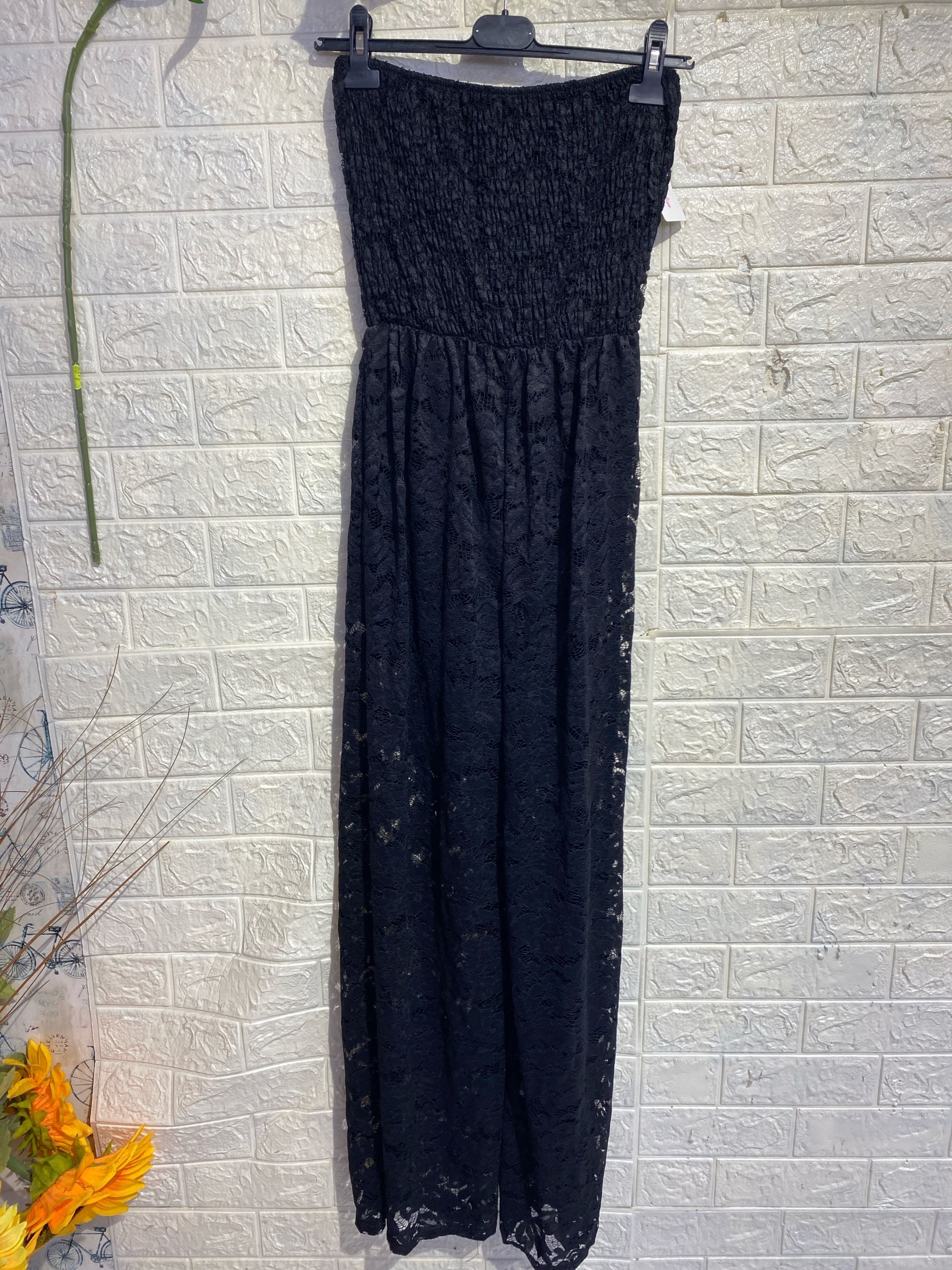 Tuta Intera Strapless in Pizzo – Eleganza e Sensualità
