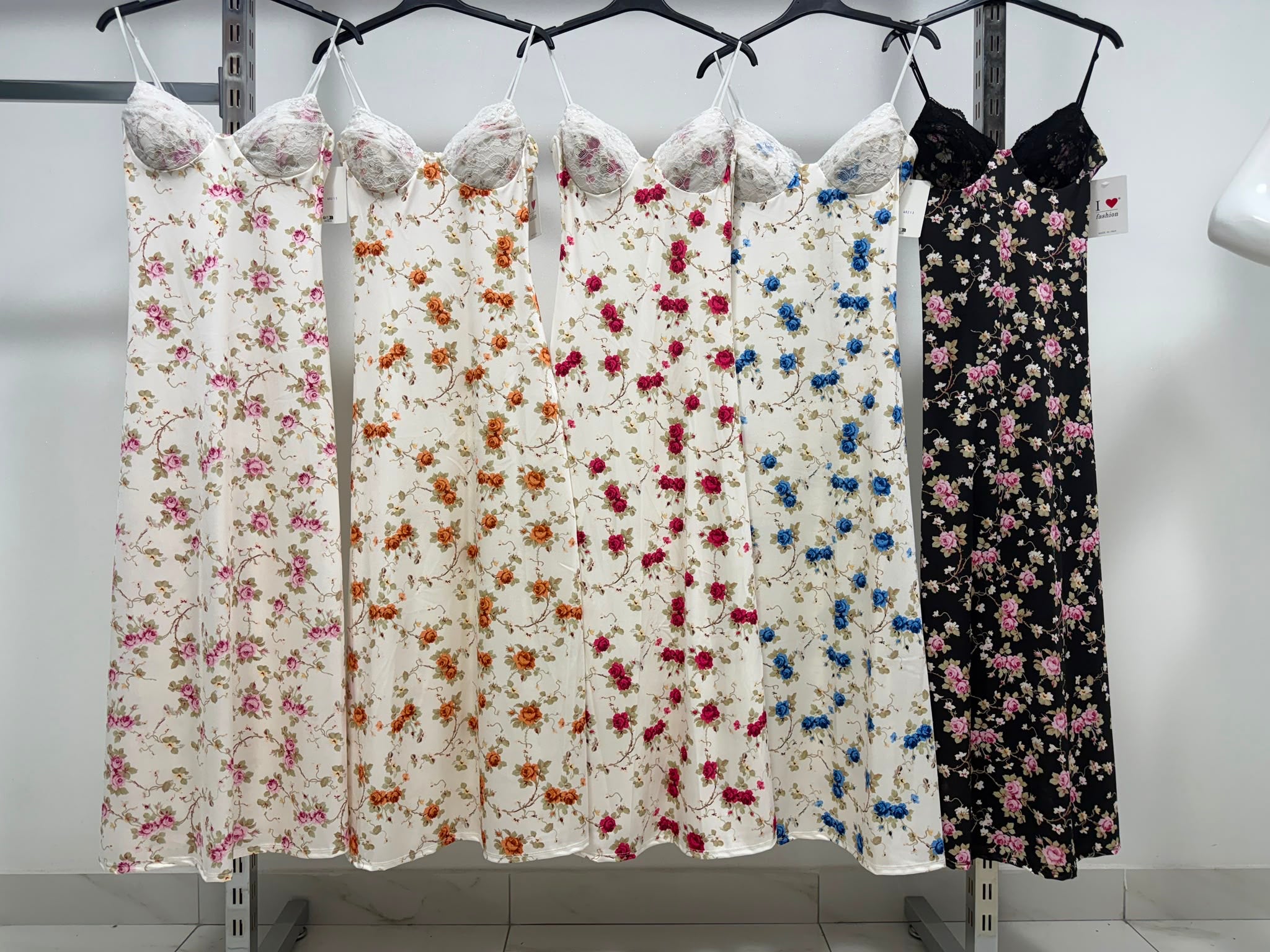 Vestito Midi Floreale con Dettagli in Pizzo