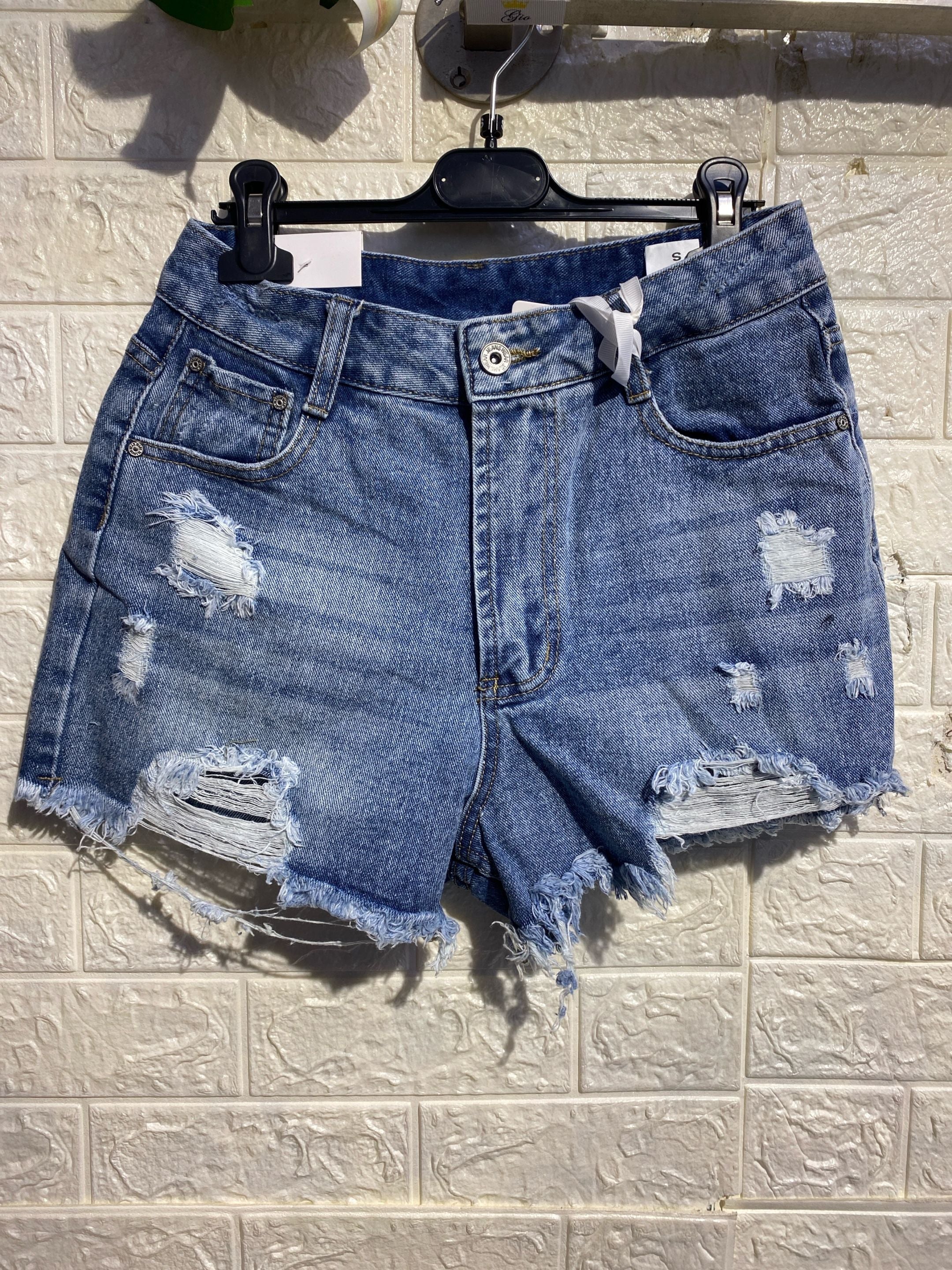 Short in Denim Distressed con Grafica Pop