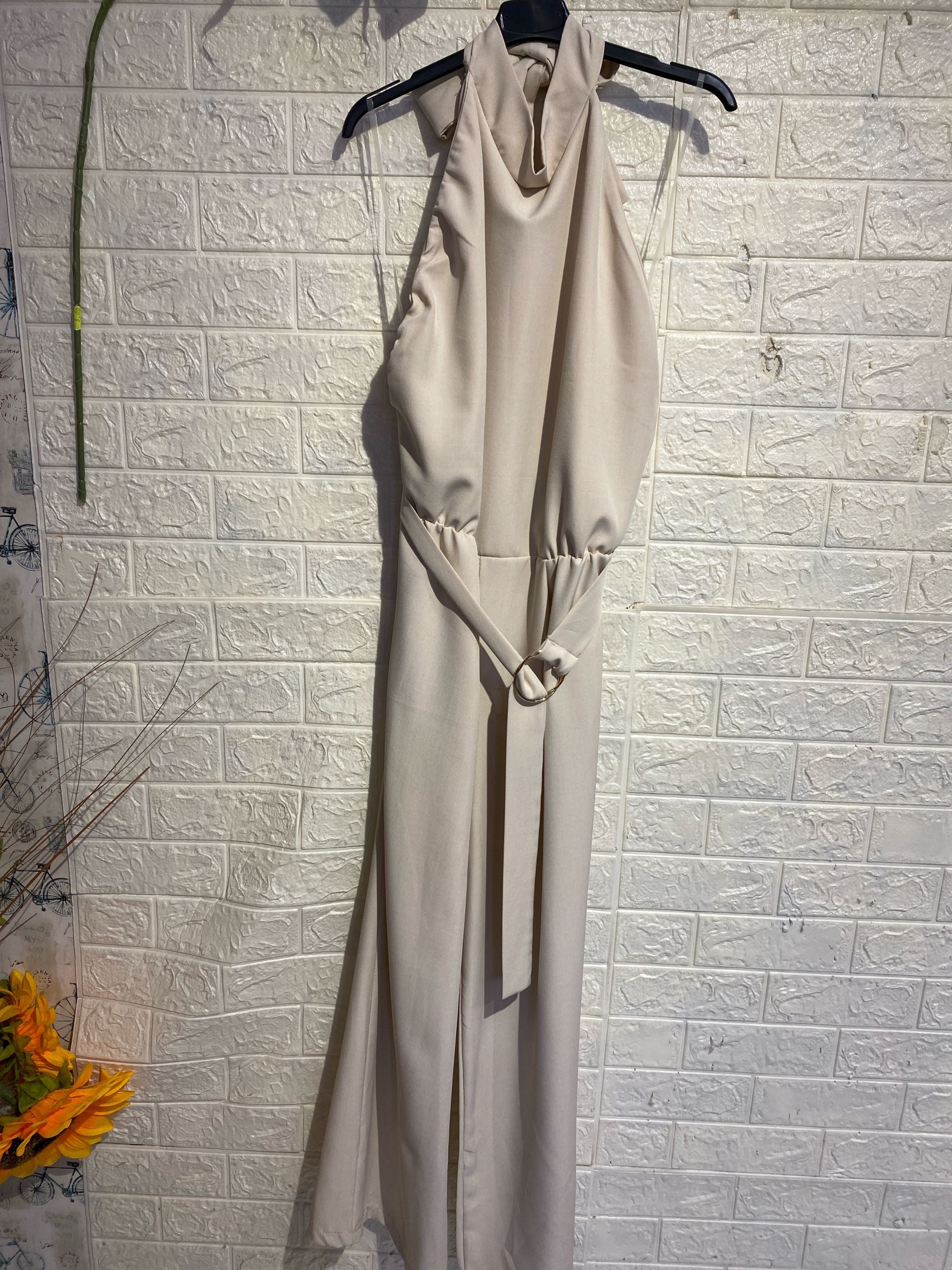 Jumpsuit "Elegance Noir" – Schiena Scoperta e Scollo Halter