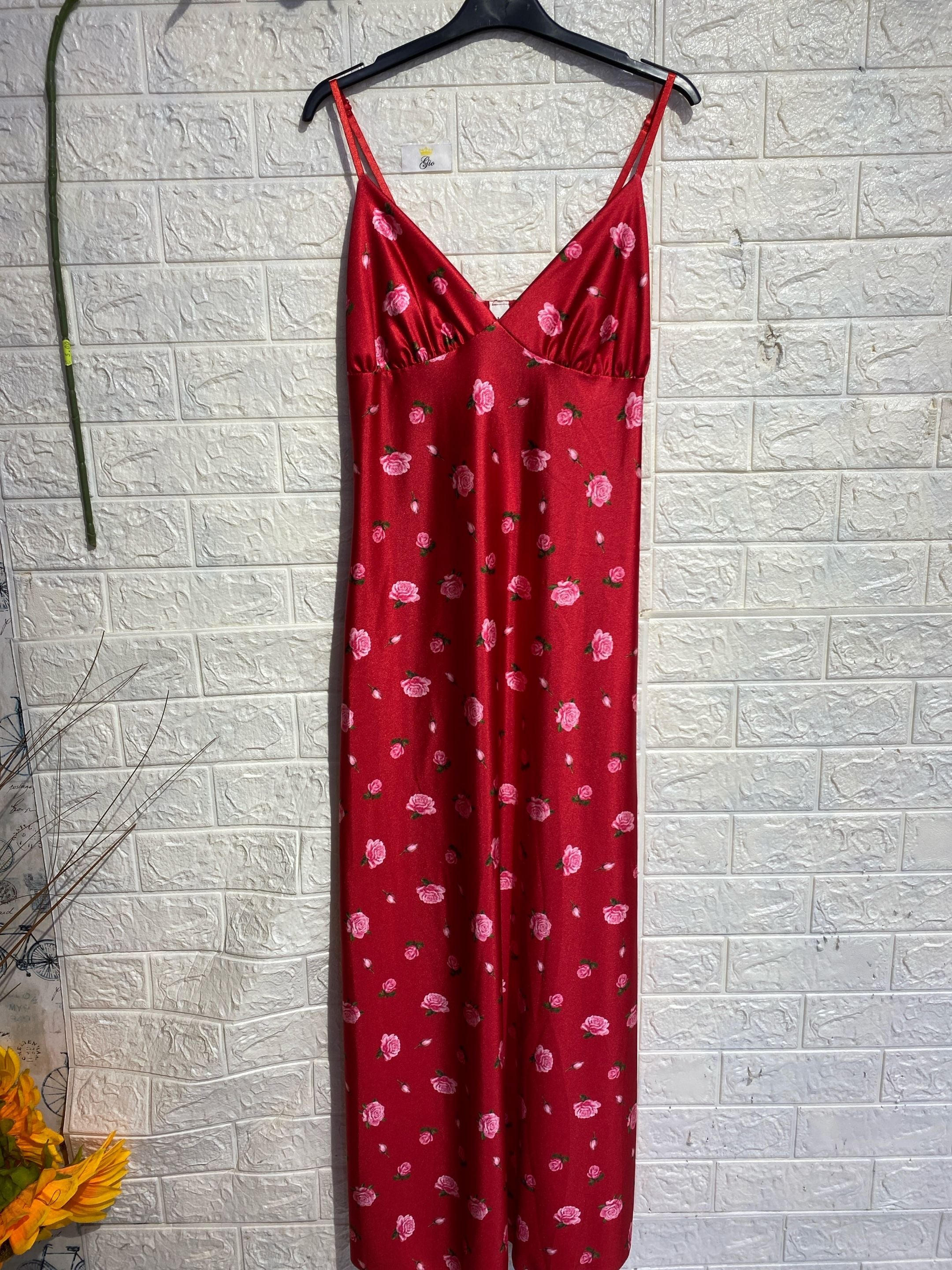Vestito Lungo Satinato a Motivo Floreale – Eleganza Fluida