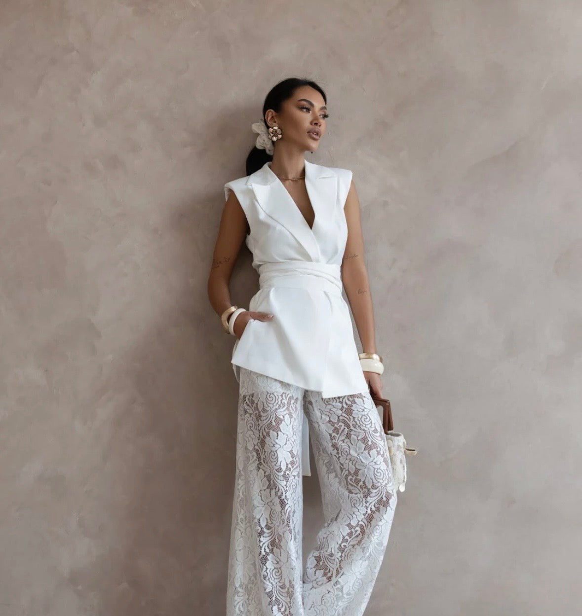 Completo "Midnight Glam" – Gilet Sartoriale e Pantaloni in Pizzo