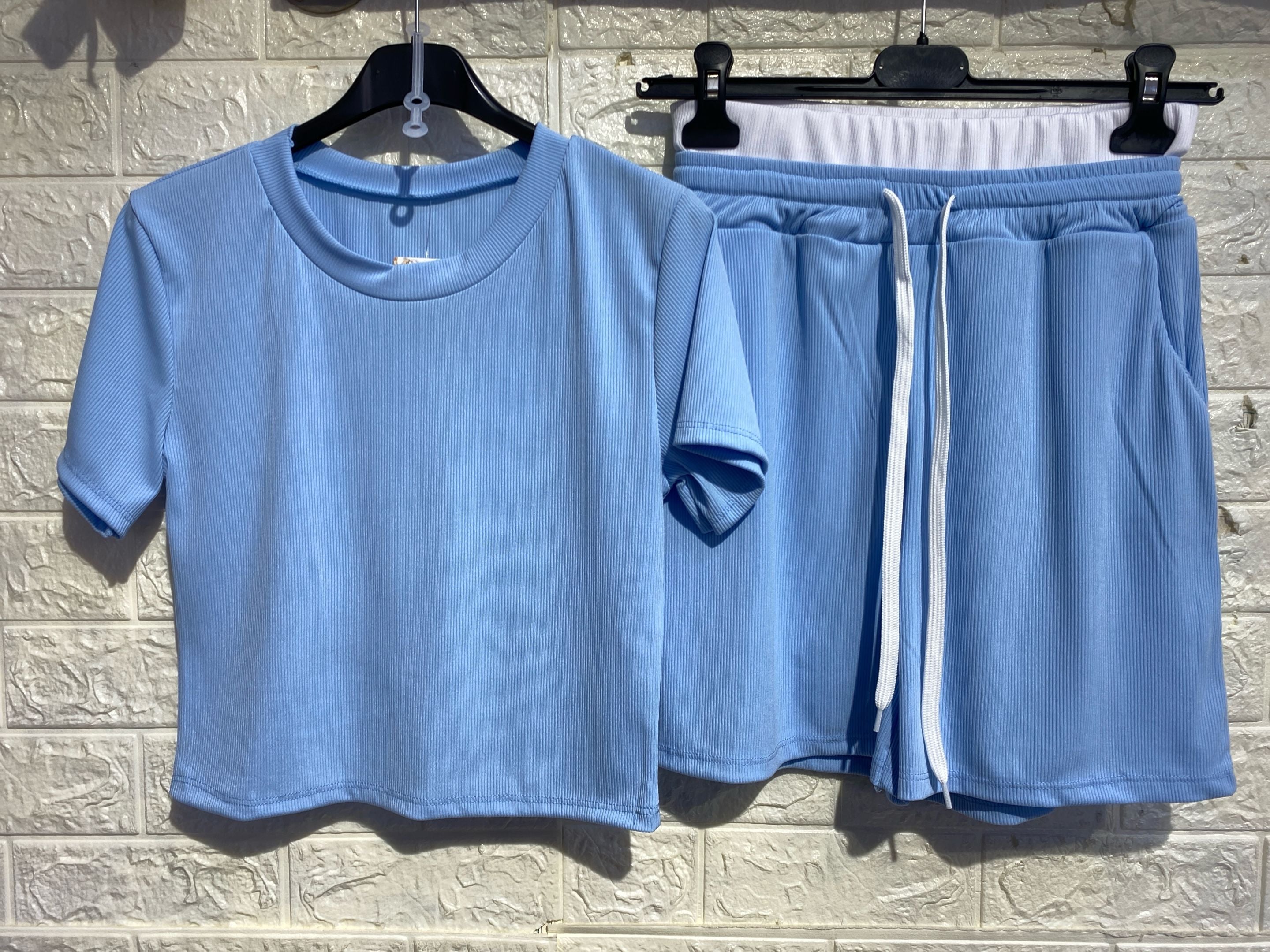 Completo "Chic & Comfy" – Top Crop e Shorts in Tessuto Rib
