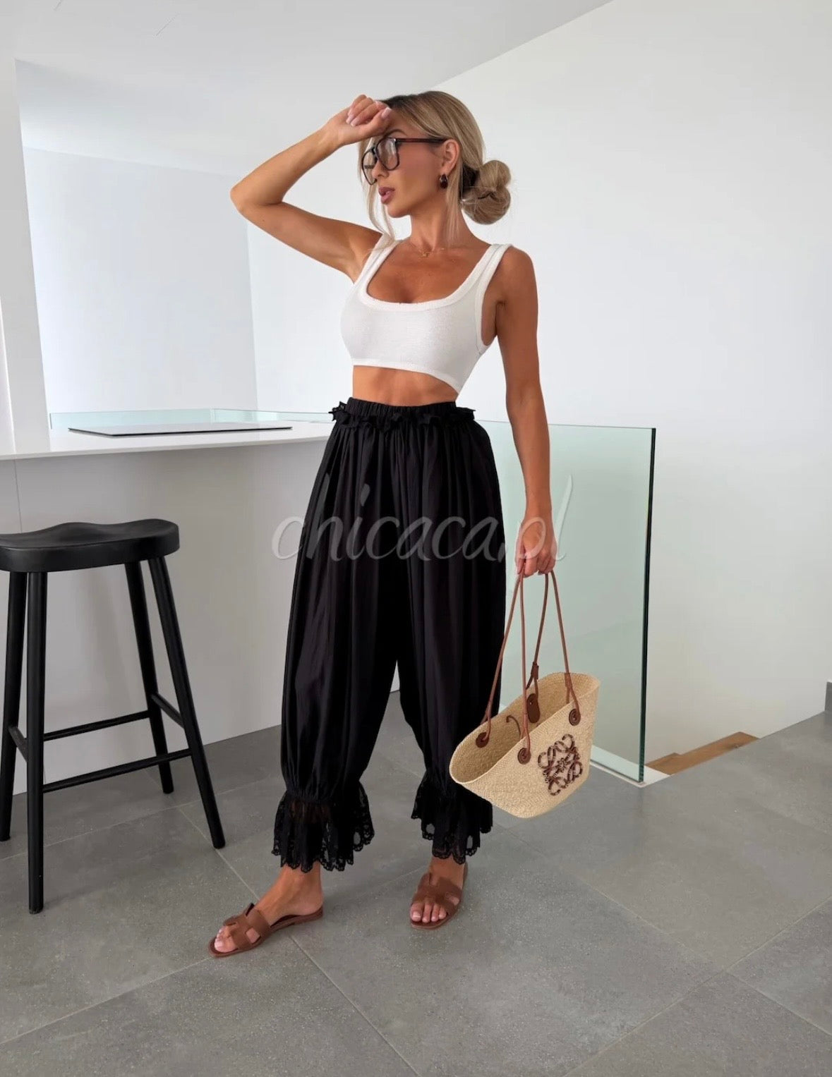 Pantaloni "Boho-Chic" a Gamba Larga con Dettaglio in Pizzo