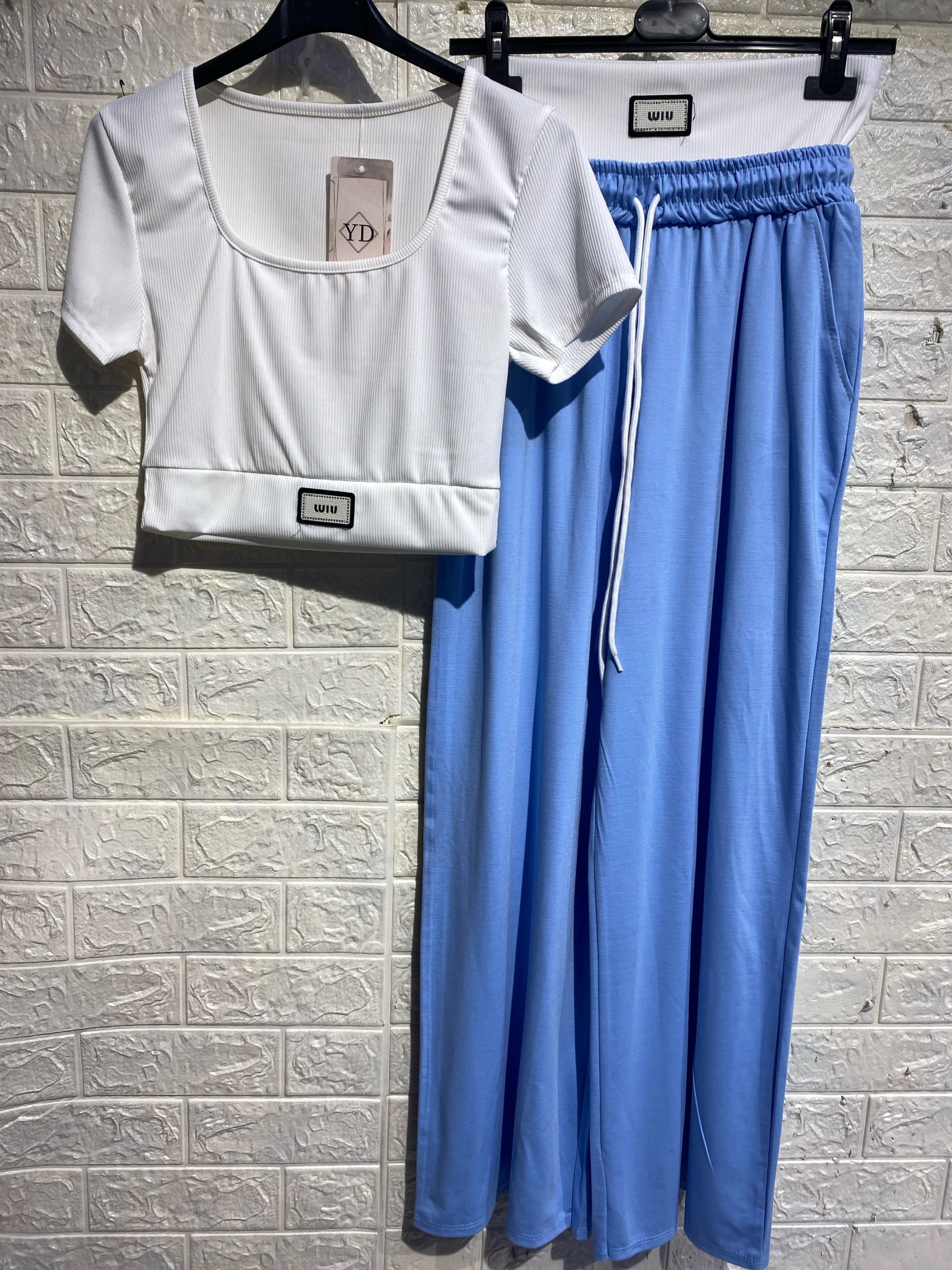 Set Comfort Chic: Top a Costine & Pantaloni Wide-Leg