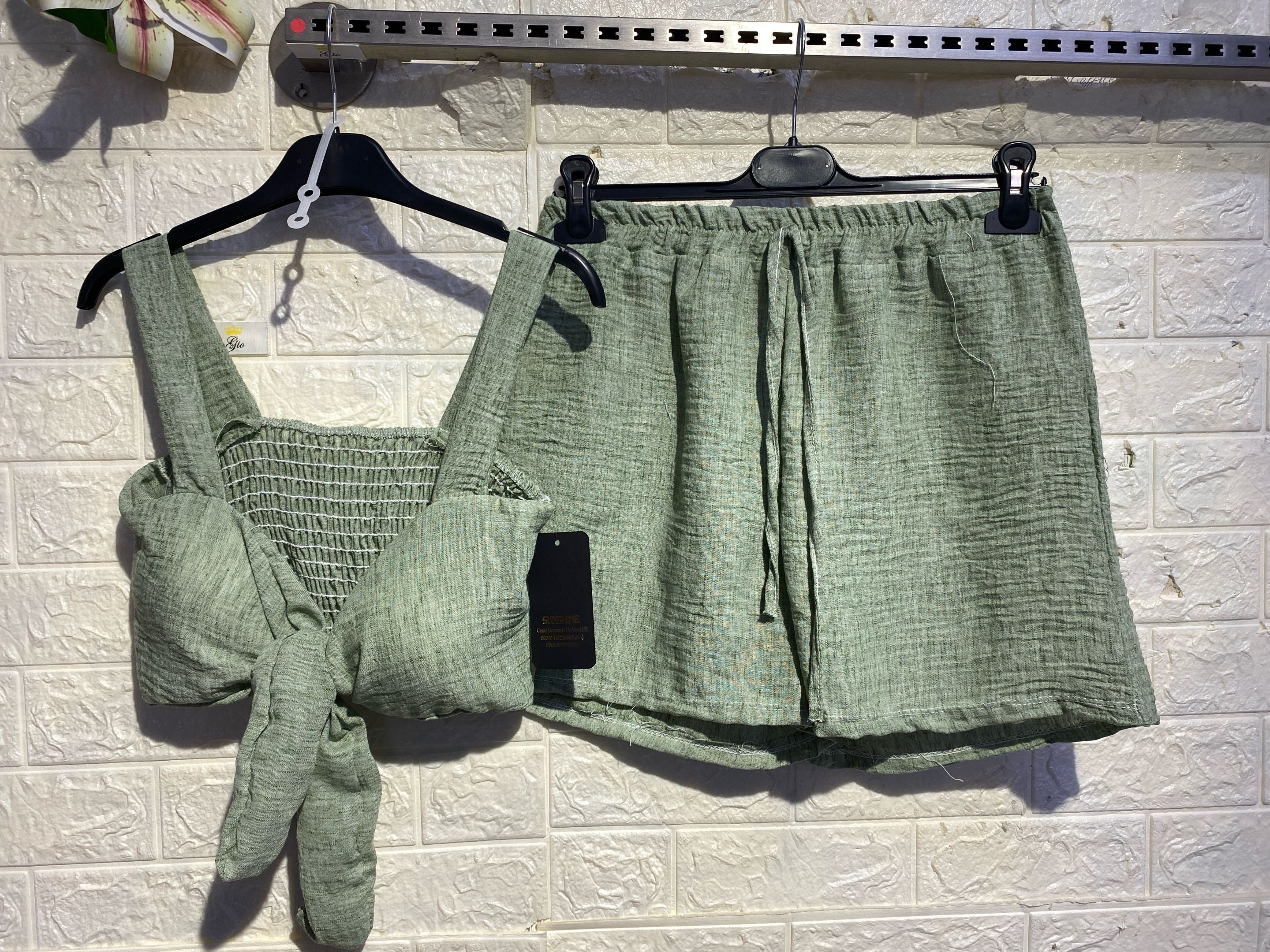 Completo Coordinato Co-ord: Crop Top con Nodo e Shorts