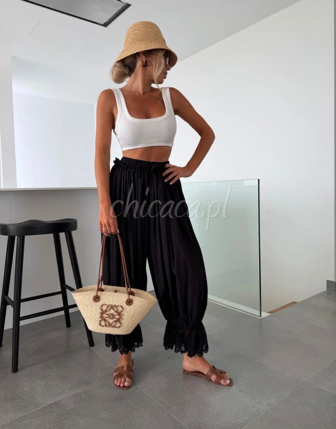 Pantaloni "Boho-Chic" a Gamba Larga con Dettaglio in Pizzo