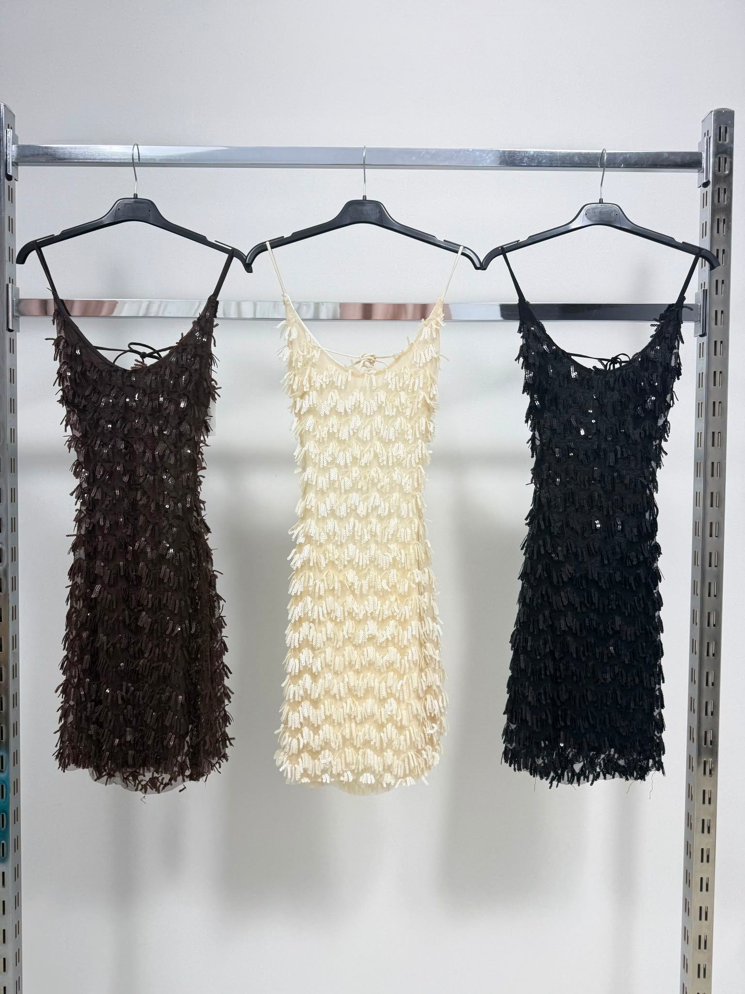 Mini Abito con Frange e Paillettes – Glamour & Backless