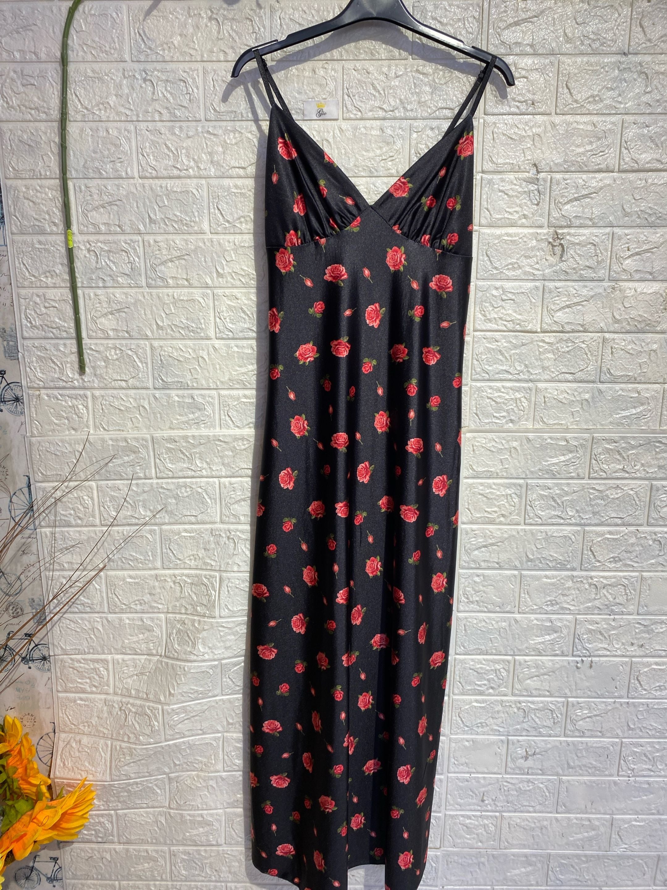 Vestito Lungo Satinato a Motivo Floreale – Eleganza Fluida